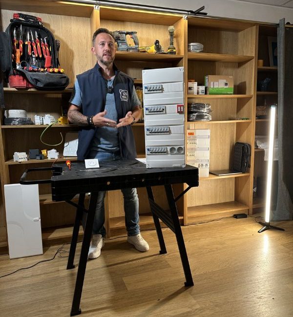 Backstages02-123Elec